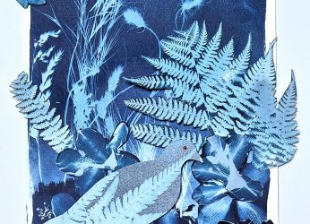 Eine poetische Cyanotype-Collage aus Farnen, Blüten und Gräsern in tiefen Blautönen. Die Komposition verbindet Naturformen mit traumhaften Elementen wie Mond und Vogel und erzeugt eine ruhige, fast mystische Atmosphäre.