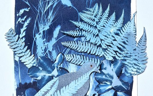 Eine poetische Cyanotype-Collage aus Farnen, Blüten und Gräsern in tiefen Blautönen. Die Komposition verbindet Naturformen mit traumhaften Elementen wie Mond und Vogel und erzeugt eine ruhige, fast mystische Atmosphäre.