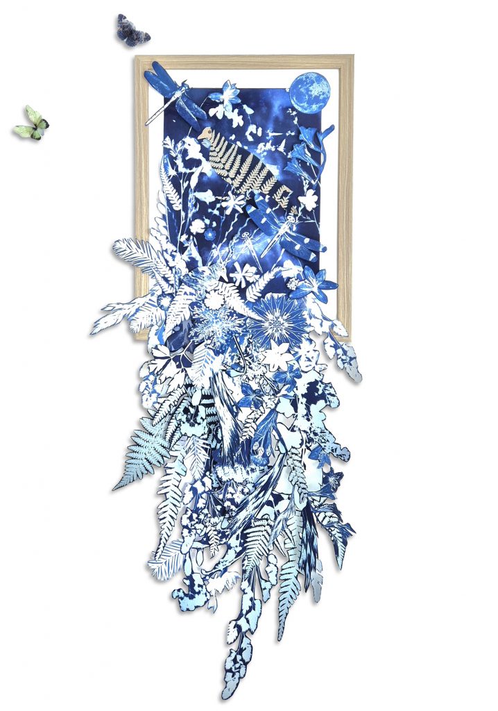 In ihren poetischen Cyanotype-Collagen erschafft die Künstlerin Katrin Wolff traumhafte Naturwelten zwischen Licht, Schatten und tiefem Preußischblau. Zarte Pflanzen, Insekten und organische Formen fließen ineinander und erzählen von Vergänglichkeit, Wachstum und der stillen Schönheit der Natur.